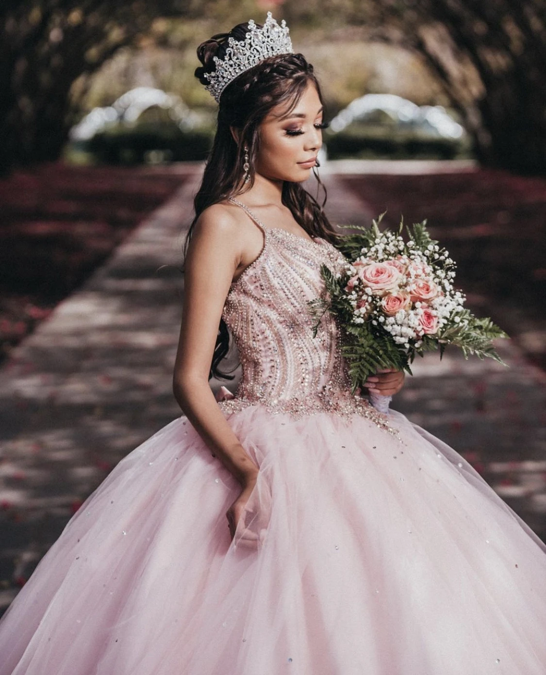 2022 abiti Quinceanera abito da ballo in Tulle rosa Sexy Halter senza schienale splendido abito lungo in rilievo per abiti da debetto ragazza dolce 16 anni