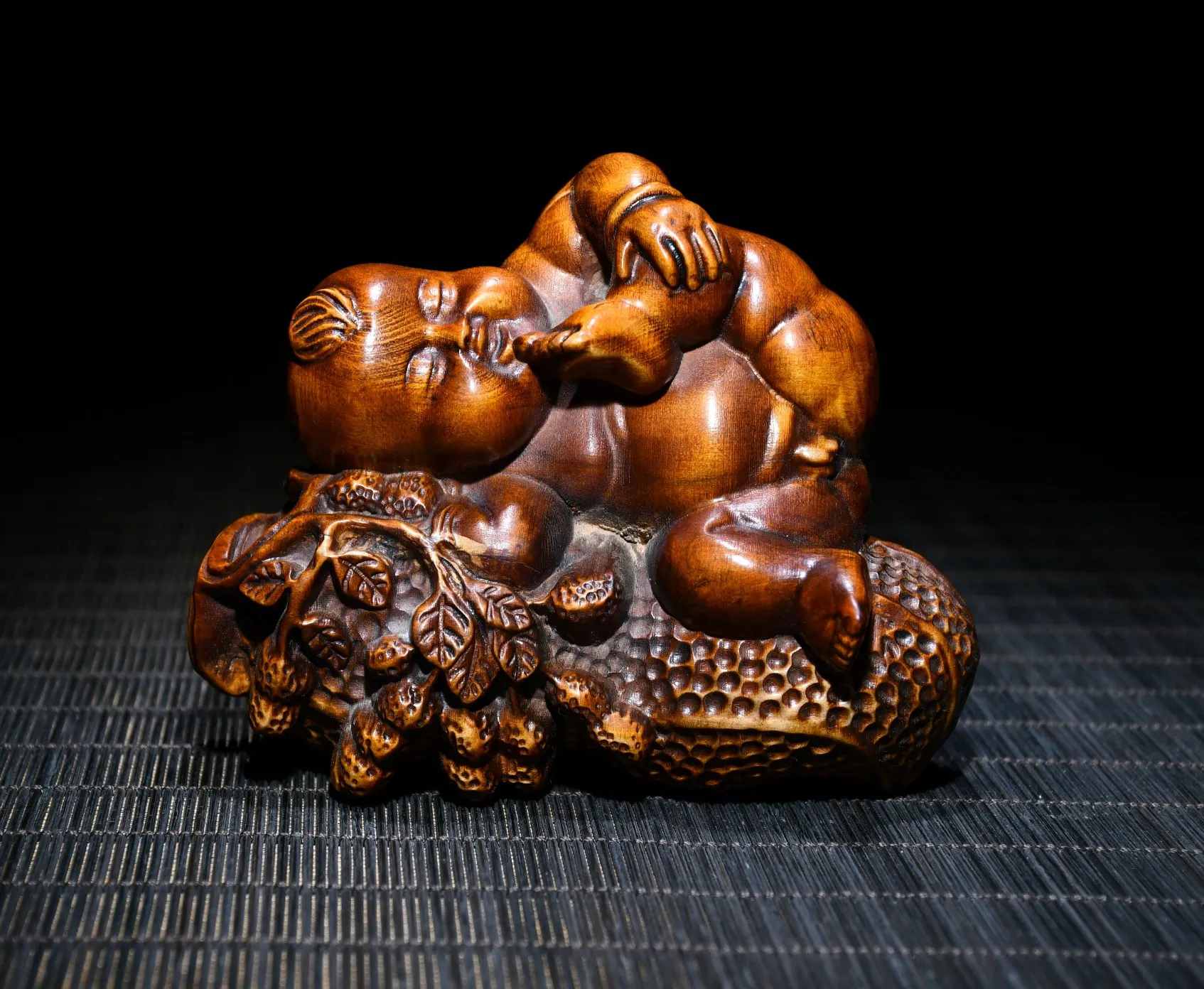 

4"Tibetan Temple Collection Old Boxwood Child Lying down peanut Implication Early Birth of Takako Give off Office Ornaments