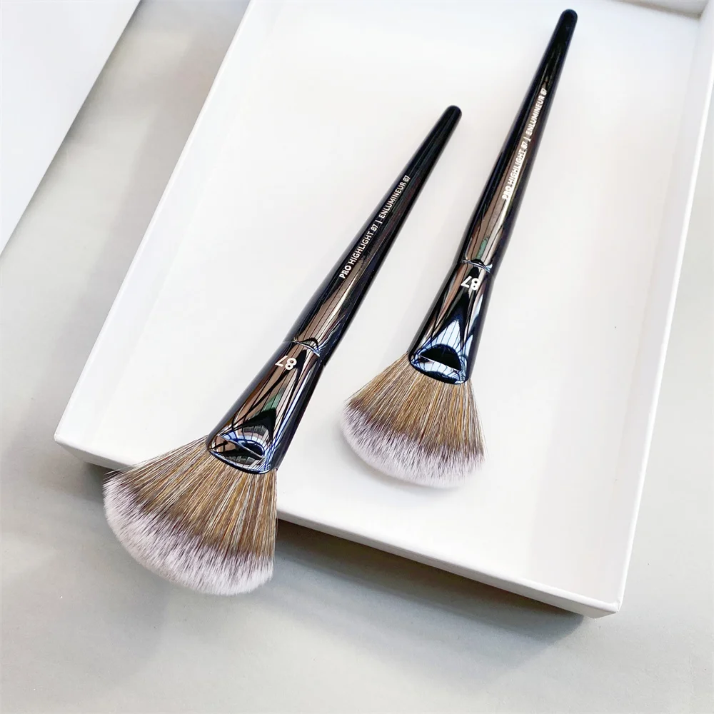 New PRO Highlight Fan Makeup Brush #87 - Soft Bristle Fan Shaped Effortless All-Over Highlighting Powder Cosmetics Beauty Tools