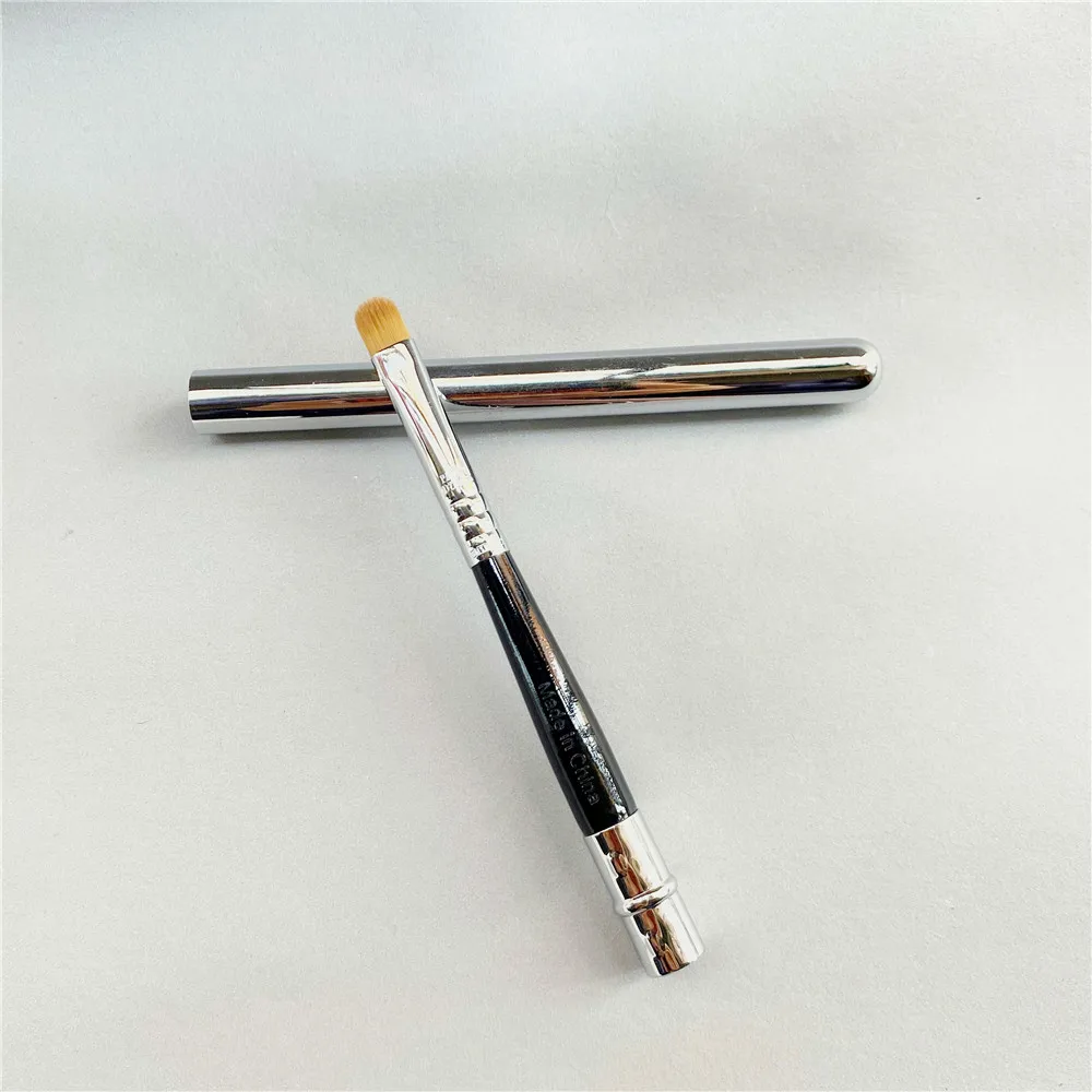 Lip Brush L05 Firm Round Precision Lip Liner Makeup Brush with Metal Cover