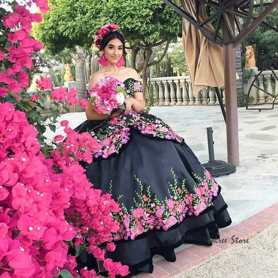 สีดํา Quinceanera ชุด Charro เม็กซิกันแขนสั้น Masquerade Vestidos De Quinceañera Debutante Vestido De Noiva ที่กําหนดเอง