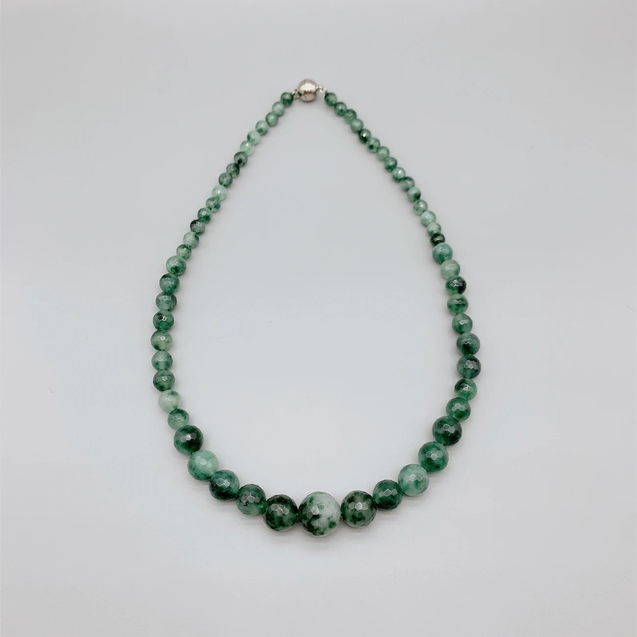 FoLisaUnique Faceted Cut Gradual Sizes Green Jade Necklace For Women Girls Gift Magnet Clasp Choker Casual Classic Jewelry