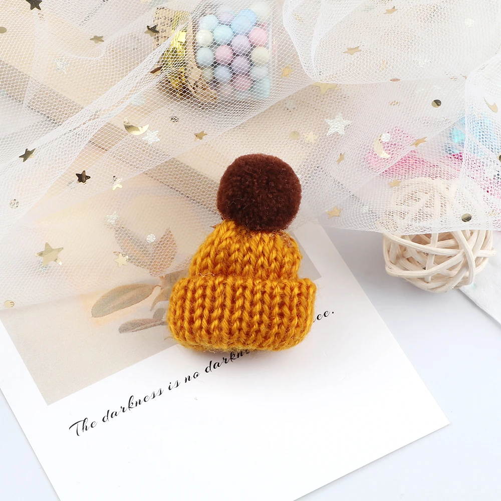 Fashion 25 Color Knitted Hat Brooches Women Lovely Winter Coat Lapel Pin Jewelry Handmade Brooch Bag Decoration Jewelry Gift New