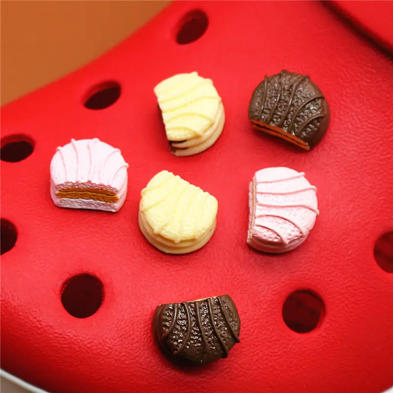 Single sale 1pcs Simulation Tiramisu Shoe Charm Cute Shoe Buckles Accessories Sandal Decorations fit Kid\'s Party Gifts