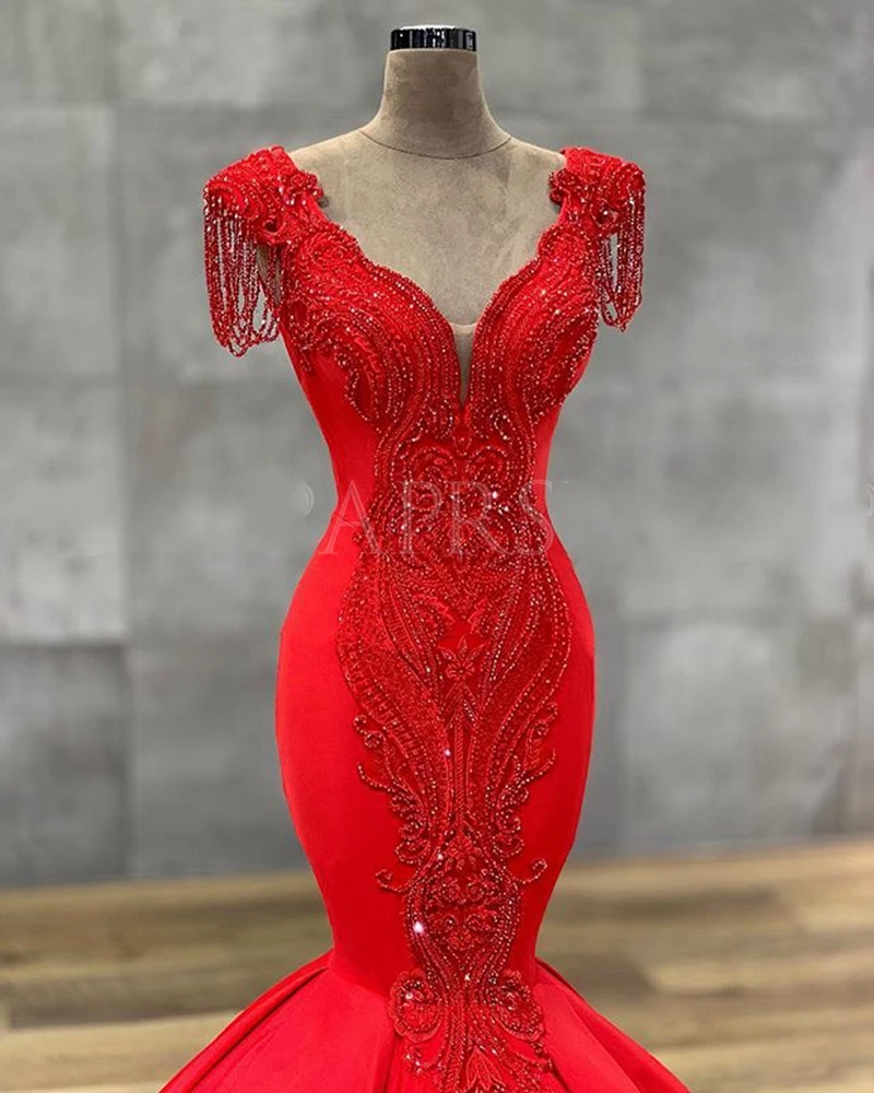 Gaun Prom Merah Panjang 2023 Gaun Malam Formal Satin Wanita Dubai Arab Applique Kristal Leher V Putri Duyung Memukau Robe De Soriee