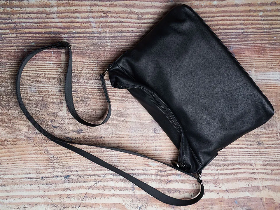 Modische Herren-Umhängetasche aus echtem Leder, lässige Crossbody-Tasche, klassische Tasche mit faltbarem Deckel und Reißverschluss, Messenger-Tasche für 10,5-Zoll-iPad, NUPUGOO. – Detail 12