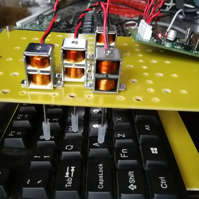 4ช่องทางกายภาพ Clickers อัตโนมัติกดแป้นพิมพ์เชิงกลแขนสำนักงานอิฐแขวนหุ่นยนต์พืช Aging Test