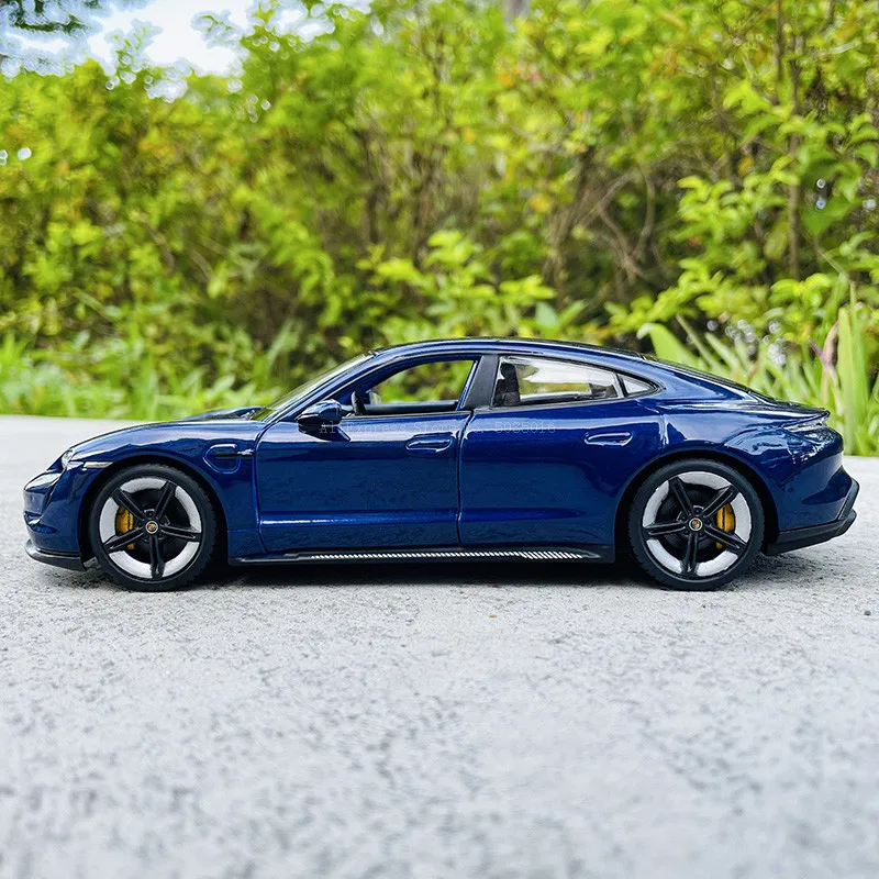 Bburago 1:24 latest Porsche Taycan Turbo S die casting alloy car model Art Deco Collection Toy tools gift factory authorization