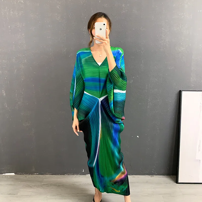 

Pleated Bat Sleeve Dress Women's 2021 Early Autumn New Temperament Large V-neck Printed Fashion Dress