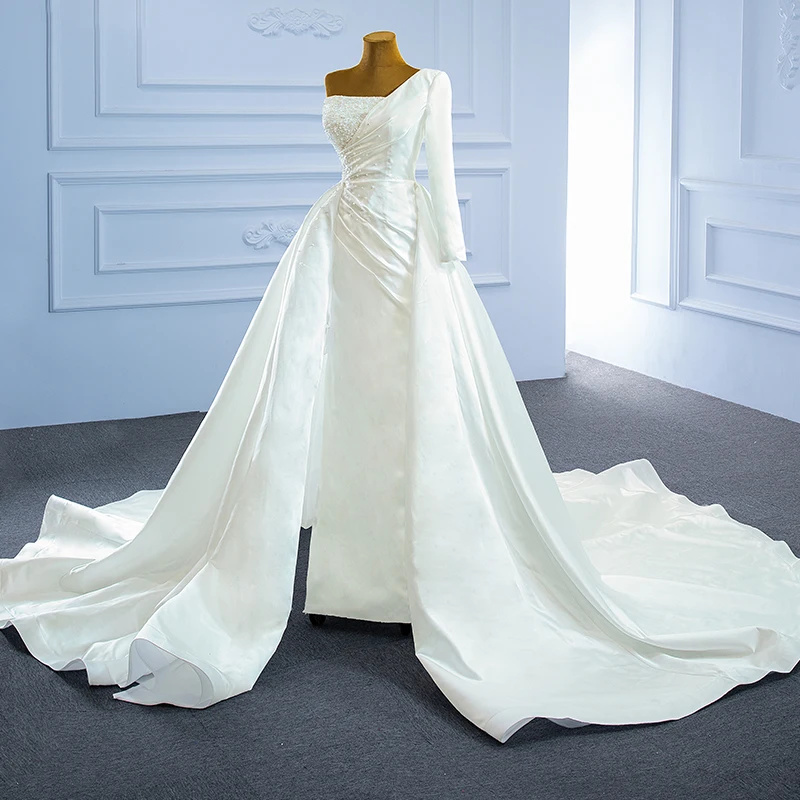 Robe de mariée élégante en satin perlé, asymétrique épaule dénudée, sirène détachable, pour les patients, RSM67244