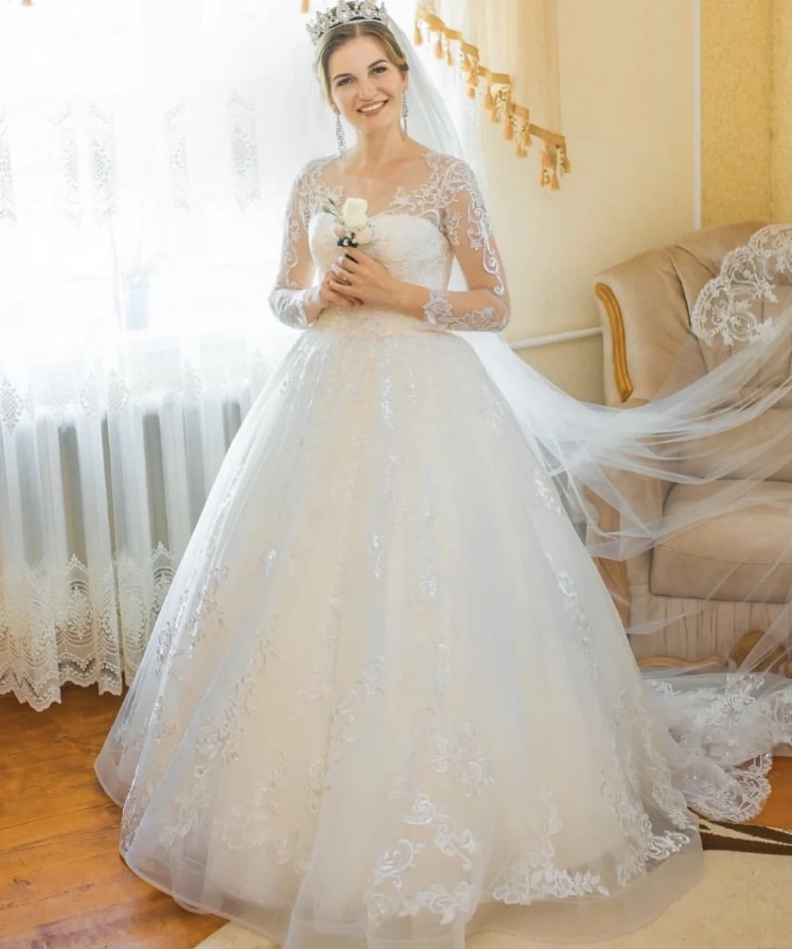 Abito da sposa con scollo trasparente, maniche lunghe, applicazioni in pizzo, paillettes, tulle, bottoni sul retro, strascico, splendido abito da sposa personalizzato