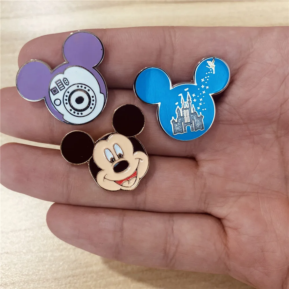 Disney Mickey spilla smalto Pin carino testa di topolino castello metallo Anime distintivi Cartoon spille spilla gioielli regalo per donna uomo