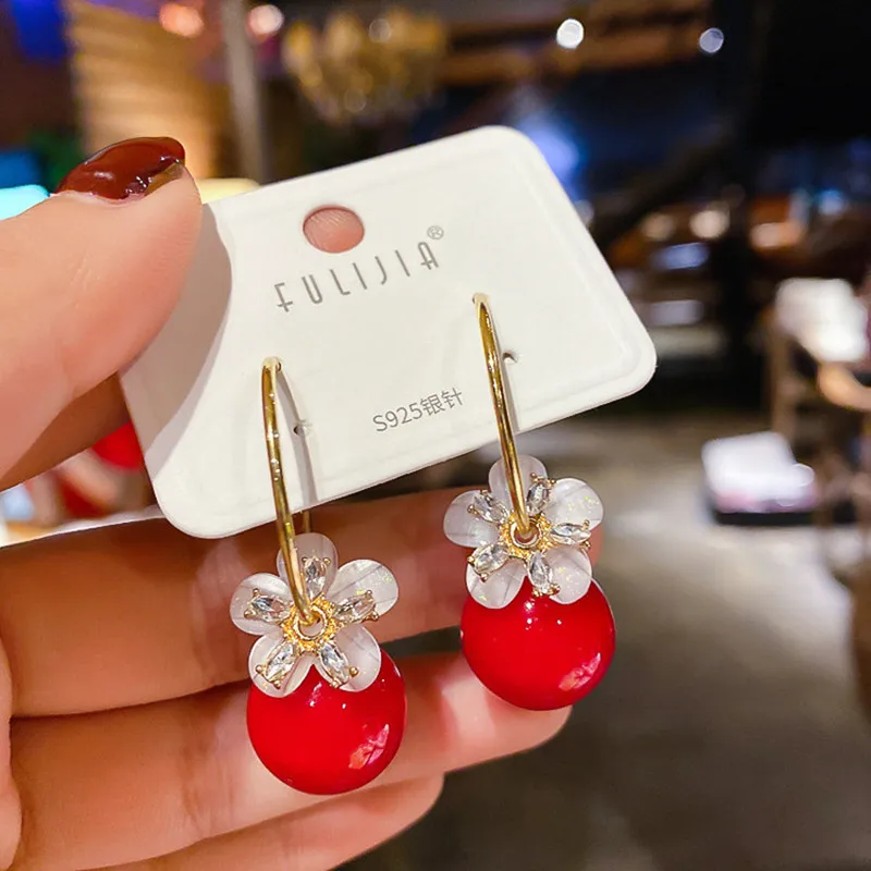 

Flower White Red Pearl Earrings Dangle Elegant Sweet Fashion Earrings C-Shaped Earring For Women 2021Brincos Jewelry Accessories