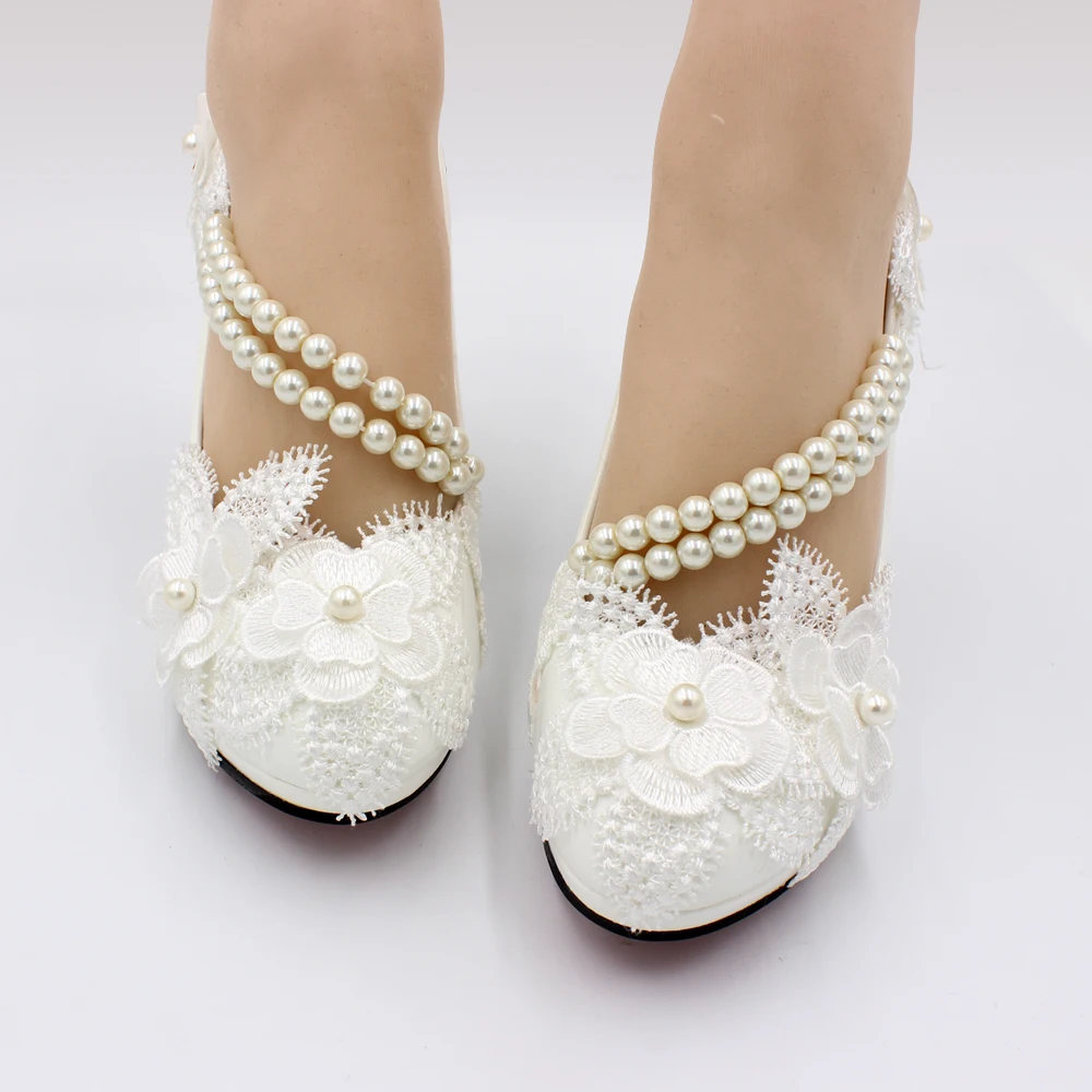 Printemps et été nouvelles chaussures pour femmes à talons hauts chaussures de mariée blanches perles élastiques fleurs chaussures de mariage faites à la main fabriquées en Chine