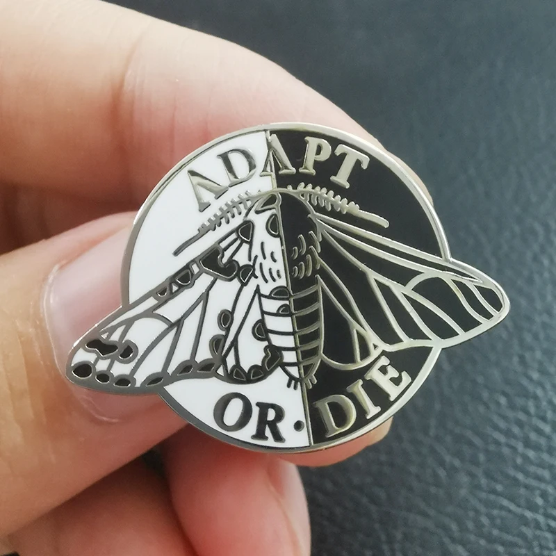 Adaptar ou morrer broche escuro & brilhante traça esmalte pino andy grove citação distintivo cinza anatomia jóias