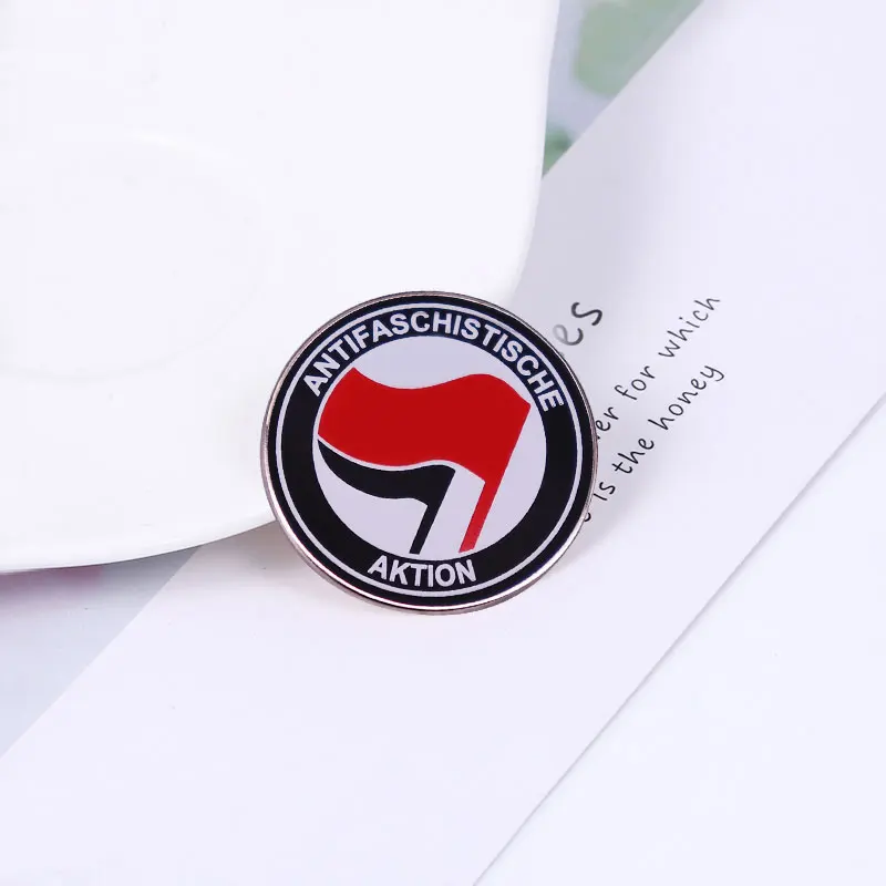 골동품 파시치 악션 메탈 핀 (레드/블랙) AFA 클래식 로고 브로치 마르시스트 사회주의 공산주의자 빈티지 독일 액세서리