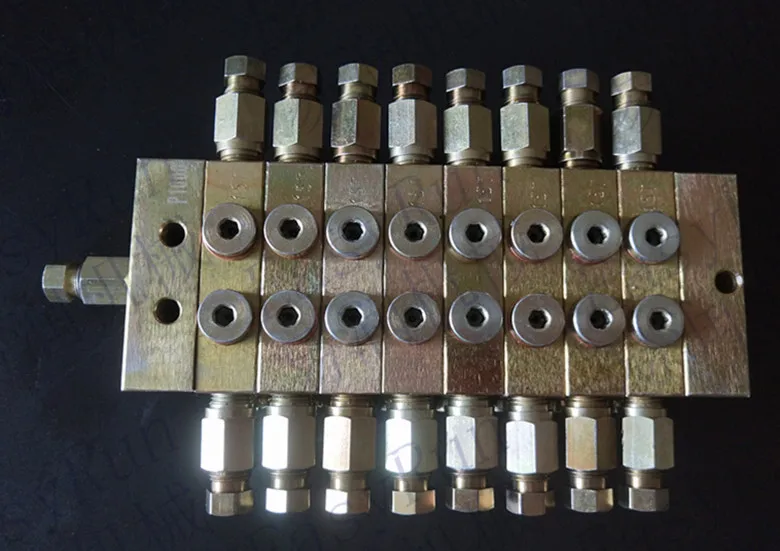 1000 Series Automatic Grease Dispenser Progressive Distributor For Centralized Lubrication System 16 outlets