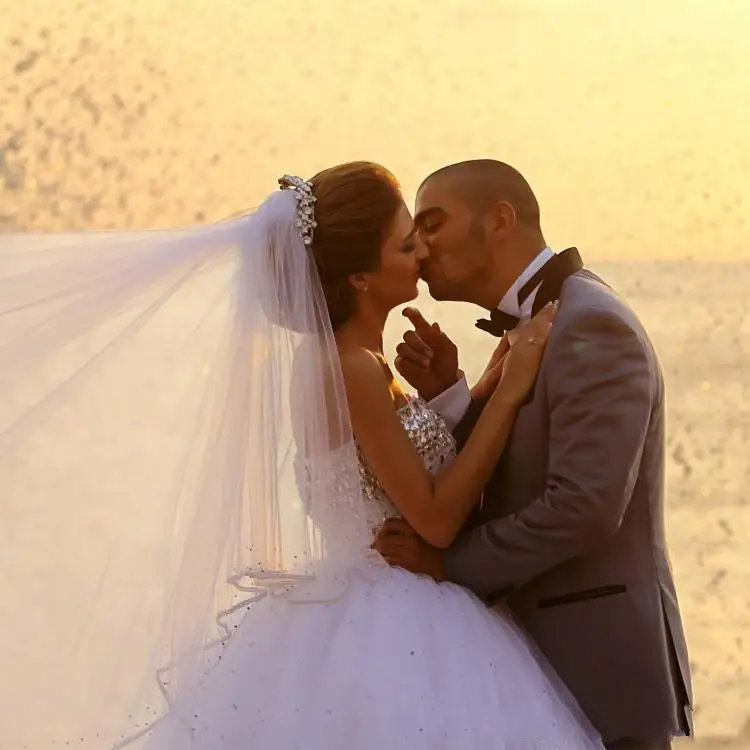 Vestidos de boda cuentas de cristal de lujo encantadores, sin mangas, corazón de tul, traje nupcial de playa hecho a medida de verano