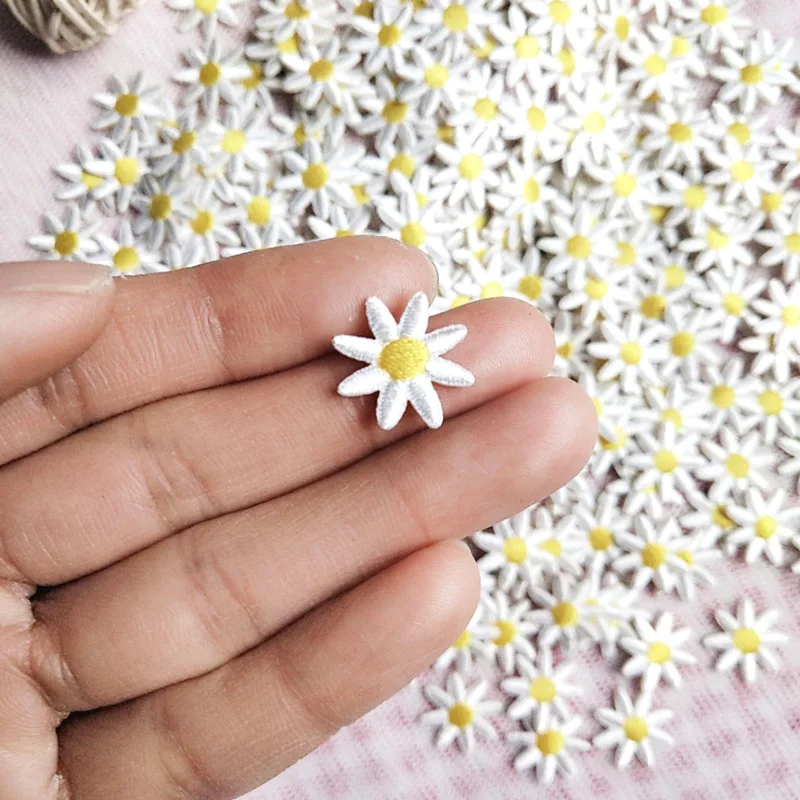 Self-adhesive 10pc Daisy Flower Patches for Clothing Shoes Tshirt Dress Iron on Clothes Applique Fabric Sticker Phone Decoration