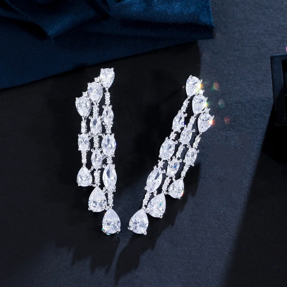 CWWZircons 3-reihige geometrische Wassertropfen-Micro-Zirkon-Pavé-Ohrringe für Damen, lange Hochzeits-, Braut-, Party- und Verlobungs-Ohrringe, Großhandel E0733 – Detail 3