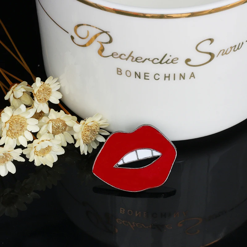 بروش نسائي من القماش ، نمط كرتوني ، حذاء OMG ، دبابيس المينا ، شفاه حمراء ، دبابيس ذهنية ، معطف كولا ، ديمين ، شارة طية صدر السترة ، هدية مجوهرات