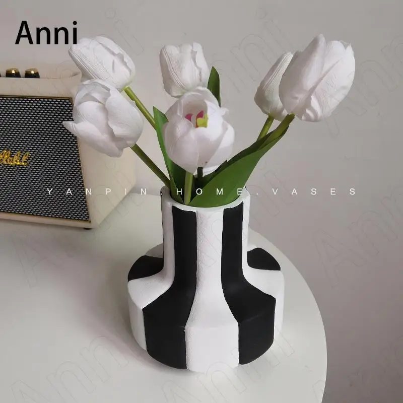 

Creativity Black White Ceramic Vase Nordic Modern Matte Painted Hydroponic Plant Pot Decorative Living Room Desktop Flower Vases