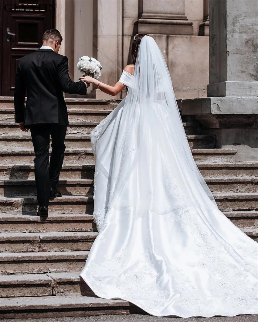 Robe de mariée en satin blanc personnalisé, robe de Rhde luxe, robes de mariée avec appliques de train de balayage, Off The Initiated