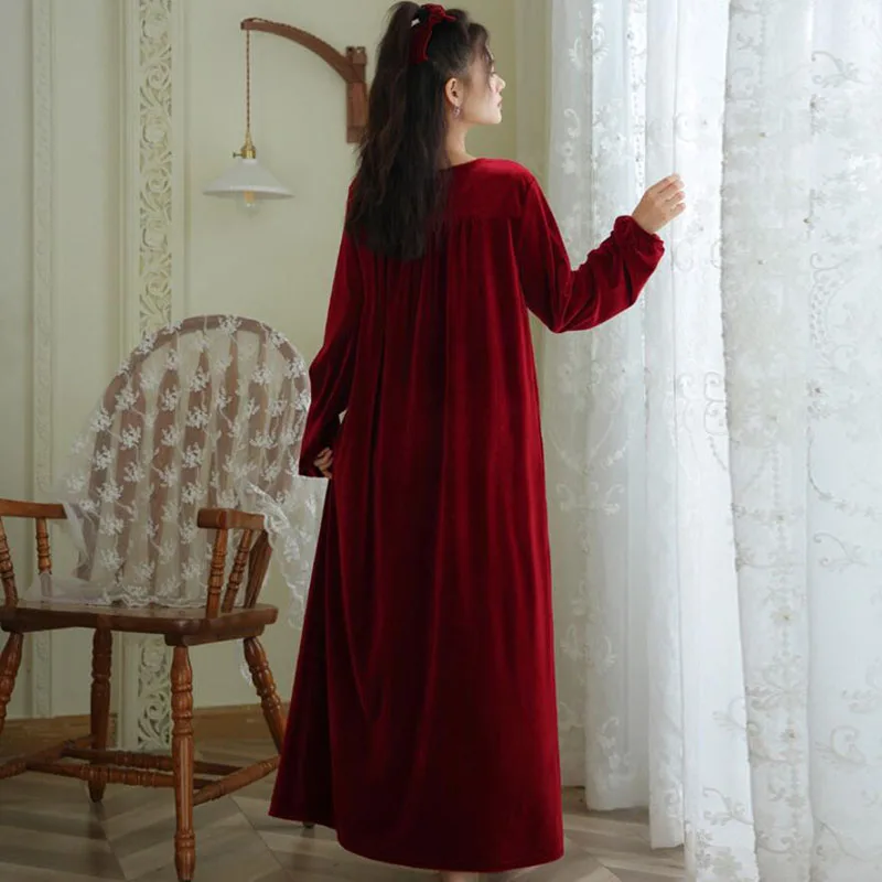 Women\'s Nightgown Long Sleeves Velvet Nightdress Winter Palace Style Warm Pajamas Loose V Neck Red Black Green Bridal Gown FG425