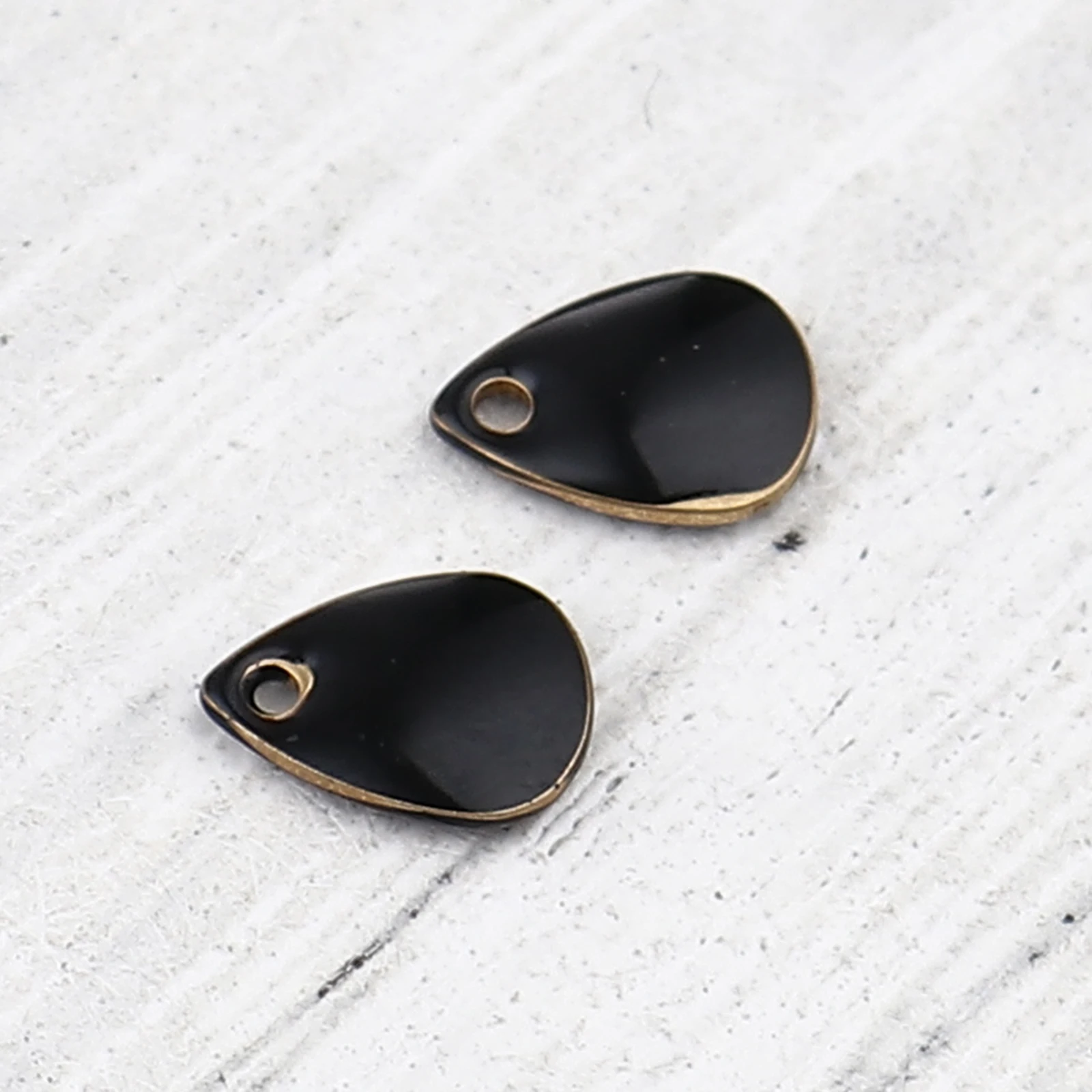 Image 6: Mini Breloques Enmel Goutte d'Eau en Cuivre, Paillettes Émaillées Double Face, Papier Laiton pour Collier, Bijoux de Direction, 7x5mm, 10 Pièces