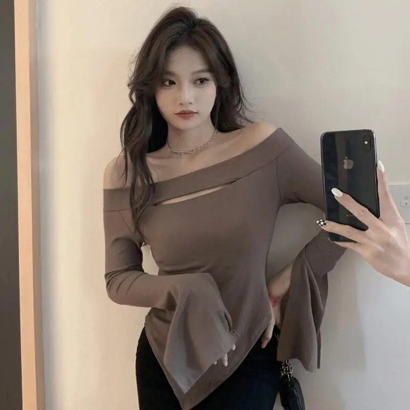 

Off shoulder top women's fashion early autumn new design sense of minority off shoulder slim bottomed shirt split Long Sleeve T