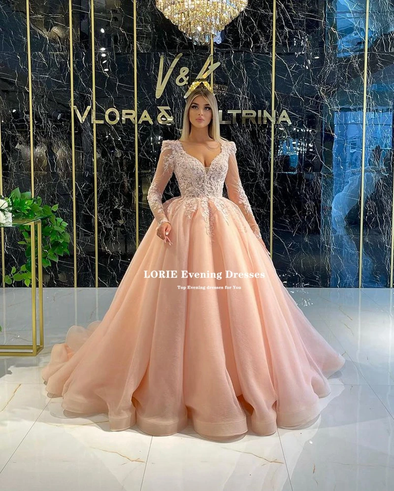 Lorie Robe de Bal en Tulle à Manches Longues et Col V, Tenue Tendance de Fête et de Mariage, Style Célébrité et Quinceanera