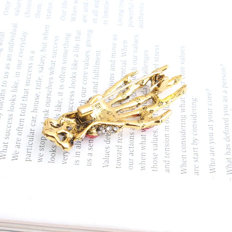 Pomlee 2024 New Arrival Skull Hand Brooch Unisex Punk Pin Antil Gold Red Rhinestone Brooch Gift Clip Accessories Whosales