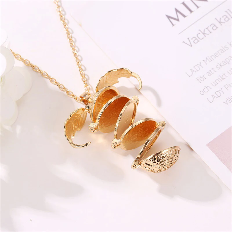 SUMENG New Arrival 2024 Fashion Magic 4 Photo Pendant Memory Floating Locket Necklace Angel Wings Flash Box  Album