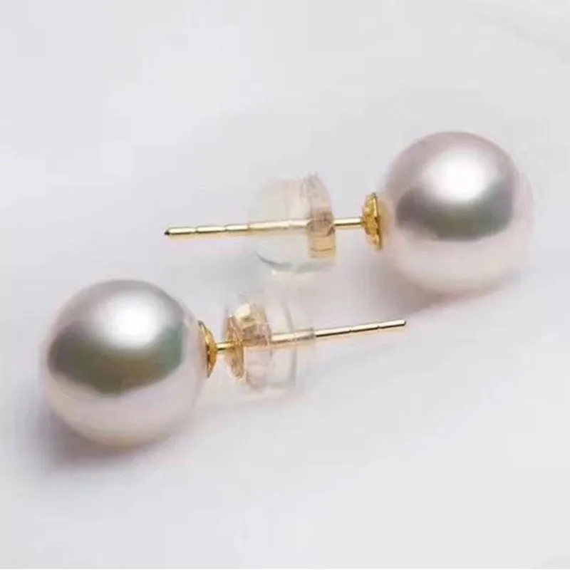 

elegant pair of 8-9mm roundJapanese Akoya white pearl earring 18k