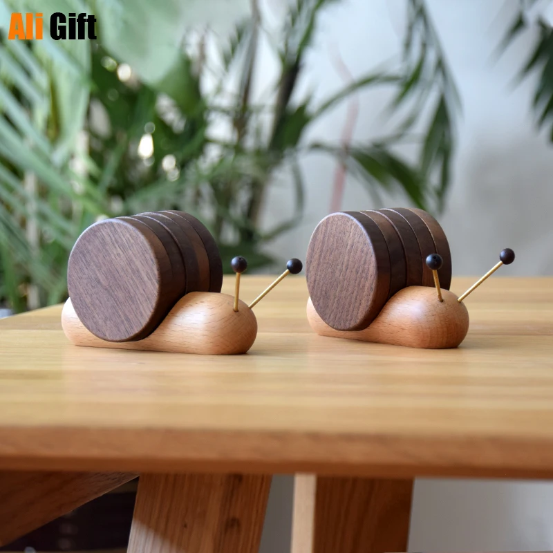 

Wooden Snail Coasters Cute Creative 4pcs Round Placemats with Magnet Home Desktop Decoration Tea Cup/Mug Coaster