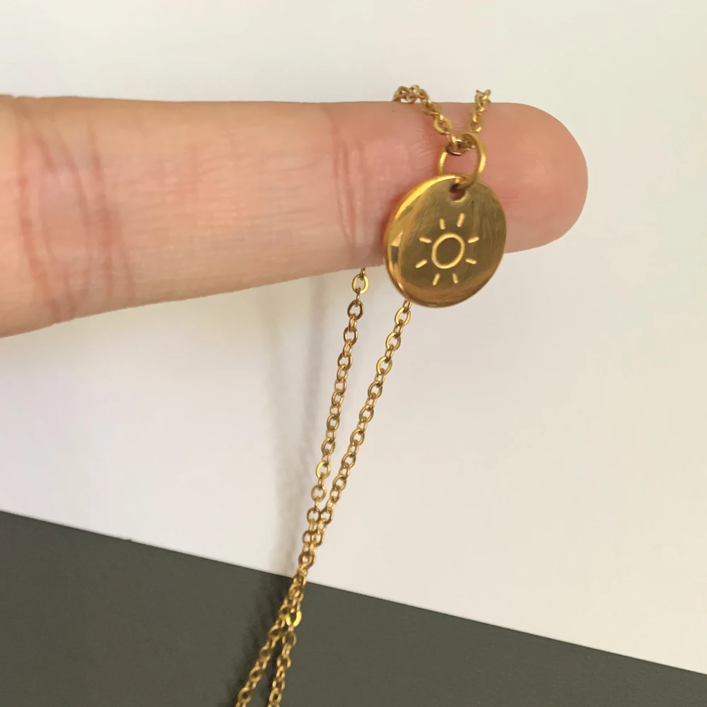 Cute Small Glossy Sunshine Carved Round Charm Clavicle Necklace Classic Gold Color Stainless Steel Chain Neck Choker Jewelry