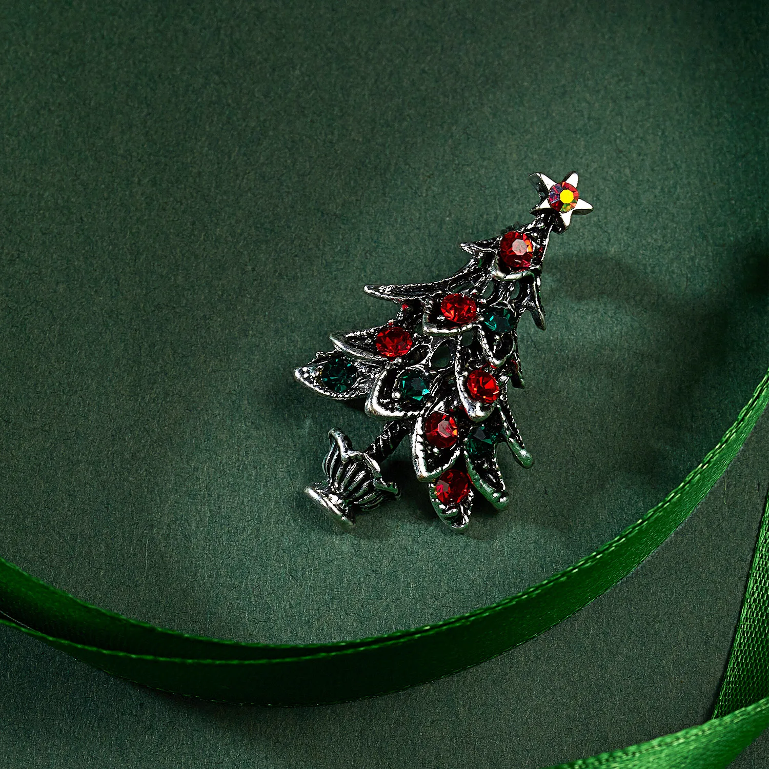 Rinhoo Christmas Tree Brooch for Women Rhinestone Crystal Xmas Tree Lapel Pins Winter Festival Badge New Year Party Gift Jewelry