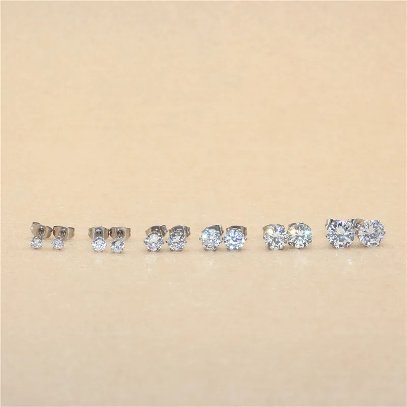 Klassische Ohrstecker aus Edelstahl, weiß, mit AAA-runden weißen Zirkonia-Steinen, 3 mm. – Detail 7