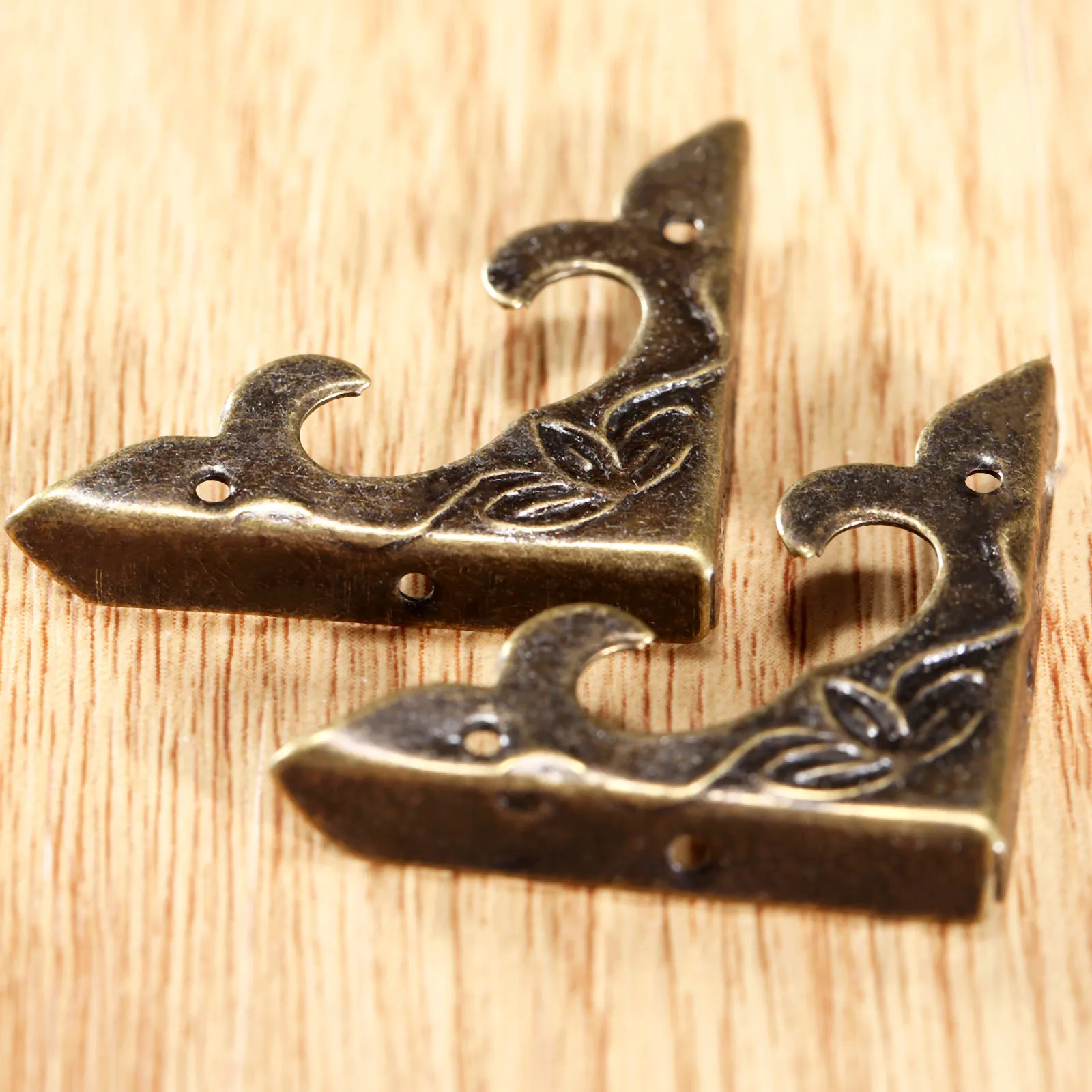 DRELD 4Pcs Antique Furniture Corner Brackets Jewelry Gift Box Wood Case Decorative Feet Leg Metal Corner Protector for Furniture