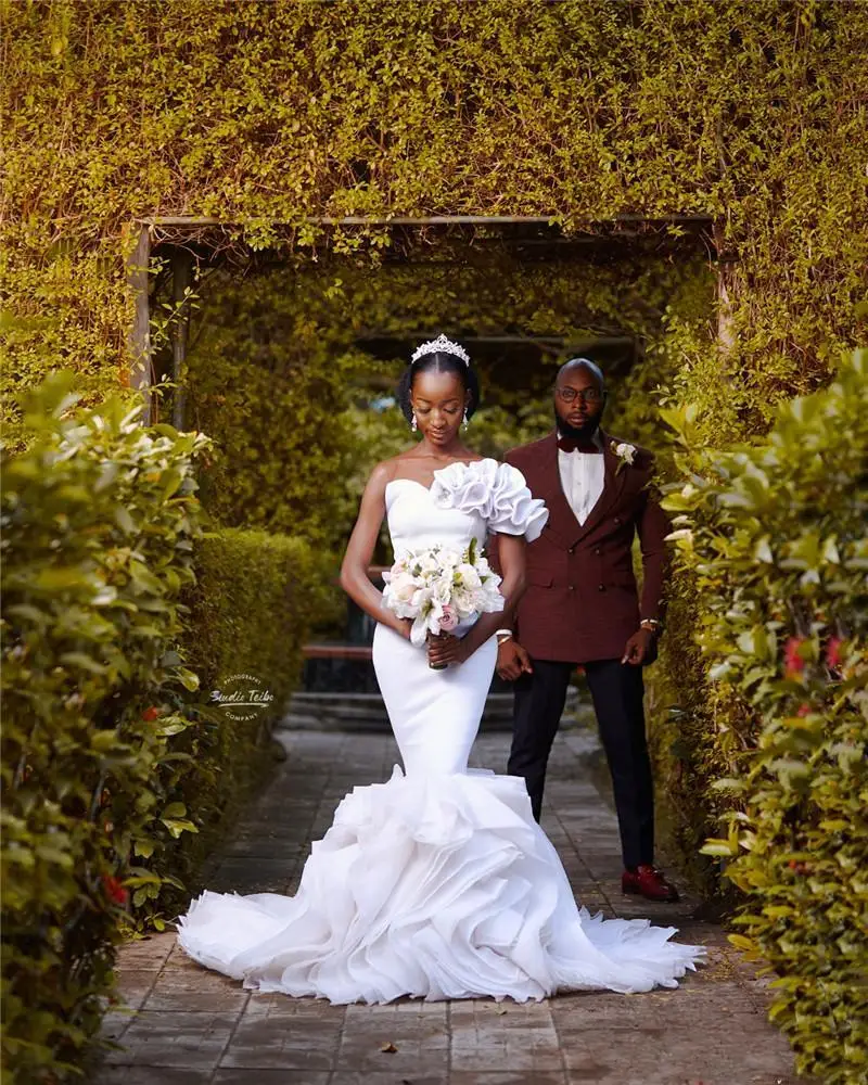 Vestidos de novia de sirena con escote redondo de satén, modestos vestidos de novia con flores hechas a mano, tren de barrido, jardín africano con volantes, 2021