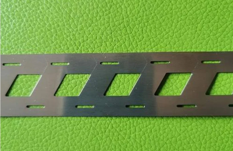 Spazio: cinturino obliquo in acciaio nichelato da 21.5mm per saldatura a batteria 2P 3P 4P 21700