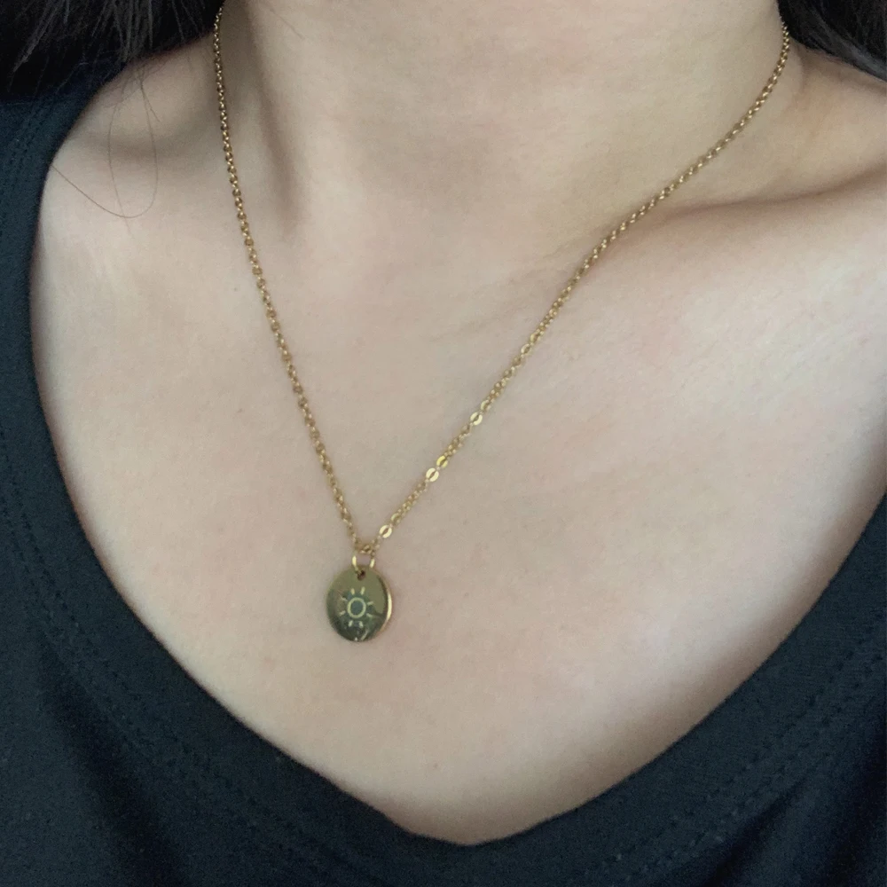 Cute Small Glossy Sunshine Carved Round Charm Clavicle Necklace Classic Gold Color Stainless Steel Chain Neck Choker Jewelry