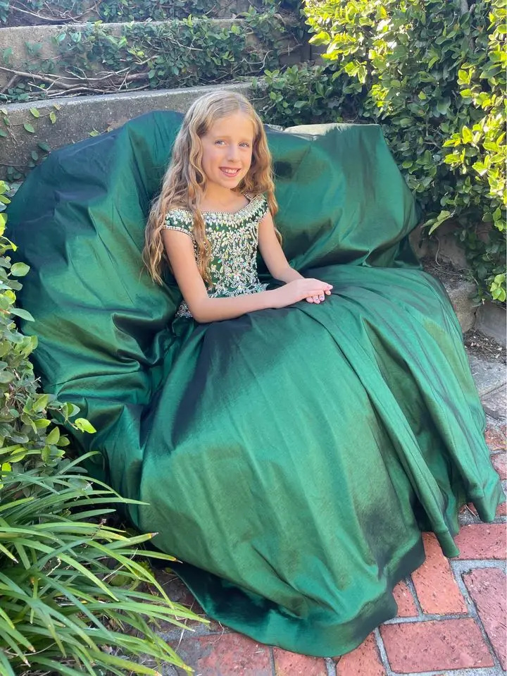 

Emerald Green Satin Luxury Crystal Pageant Dress for Children Cap Sleeve Long Party Gowns Formal Flower Girls Dress for Wedding