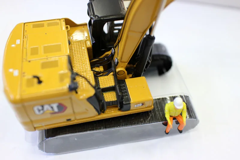 New DM 1/50 Scale CAT 320 Hydraulic Excavator High Line Series 85569 By Diecast Masters for collection