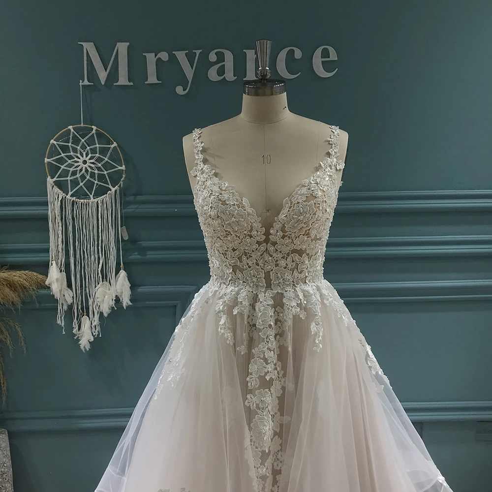 Mryarce Tüll A-Linie Brautkleid mit Stufenrock, tiefem Ausschnitt und Spitzenapplikationen in Blush – Detail 10