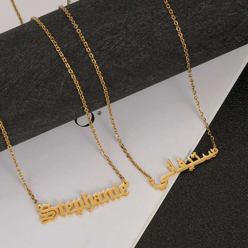 Collier avec Nom Personnalisé pour Femme et Fille, Pendentif avec Document localité, Plaque Nominative Personnalisée, Lettre de la raq, Bijoux Cadeaux