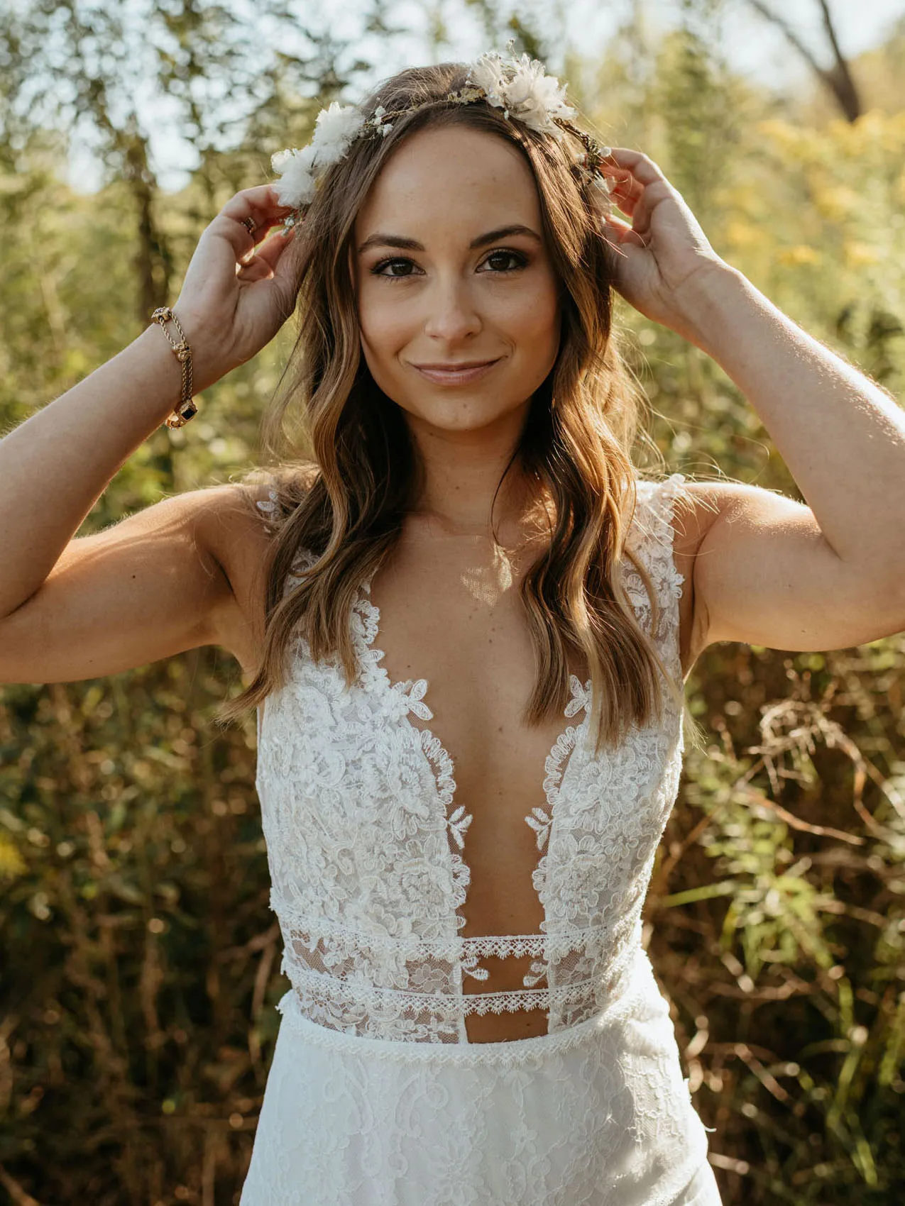 Baixo decote em v boho praia appliqued vestido de noiva feito sob encomenda do laço sobreposição elopement fotografia sem costas destino vestido de casamento