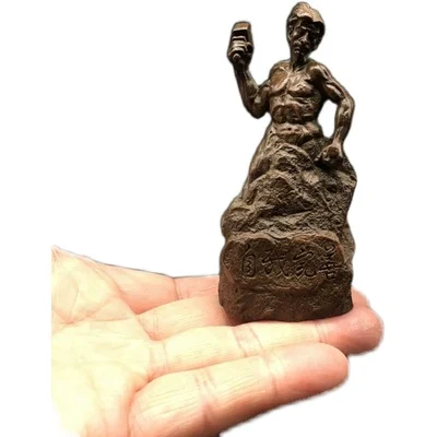 Red copper relief bronze man smashing stone self-improvement inspirational creative home decoration small ornaments