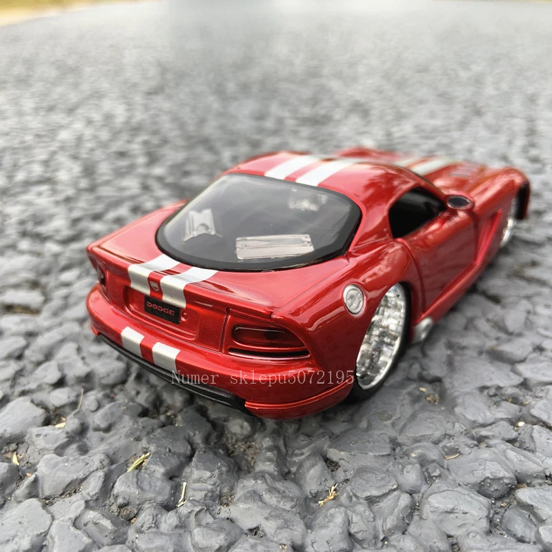 Bburago 1:32 Dodge Viper Simulation alloy car model plexiglass dustproof display base packaging series Collect gifts toy