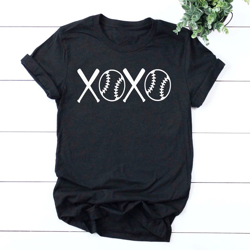 

Baseball And Bat XOXO T-shirt Funny 90s Baseball Mom Tshirt High Quality Women Graphic Valentine's Day Gift Cotton Tee Shirt Top